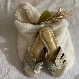 BANDOLINO Gold Sandals with Woven Design. Size 7.5